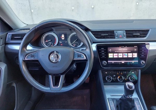 Skoda Superb cena 105900 przebieg: 74935, rok produkcji 2019 z Wieliczka małe 379